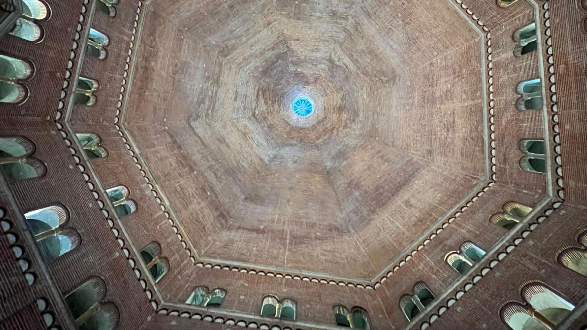 Foto Luce e luoghi sacri: l’atmosfera per un spazio spirituale